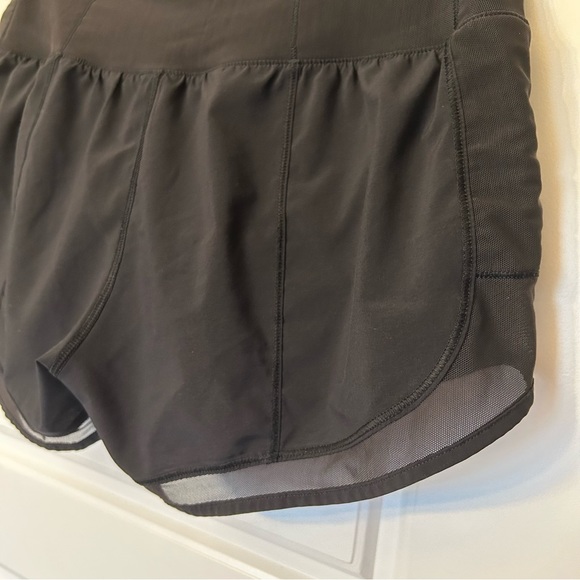 LULULEMON MIND OVER MILES BLACK 3.5 INSEAM LOW RISE SHORT SIZE 2 - Picture 7 of 14